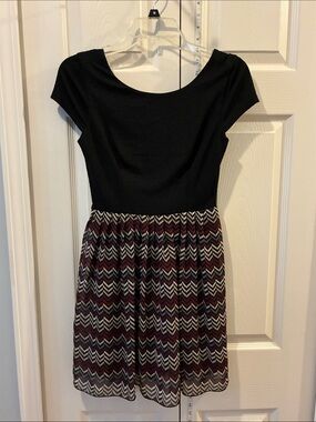 Speckless Junior's Black Top Chevron Skirt Fit-and-Flare Skater Mini Dress, Sz 5